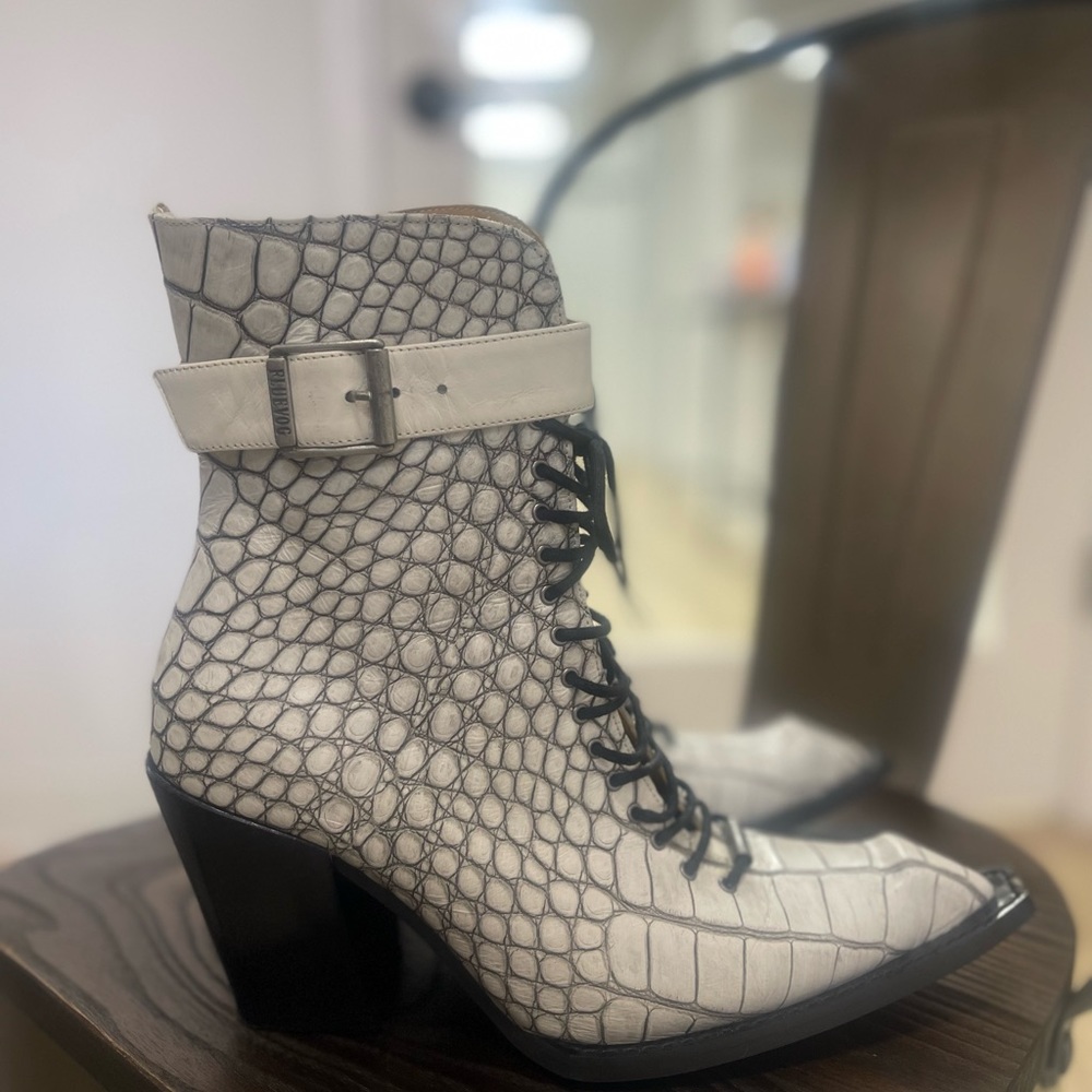 John Fluevog White Croc CUBIST
CUPCAKE  boots size 9.5
